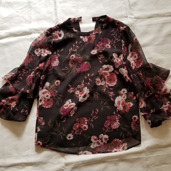 RW&CO Floral Blouse - Picture 9 of 12